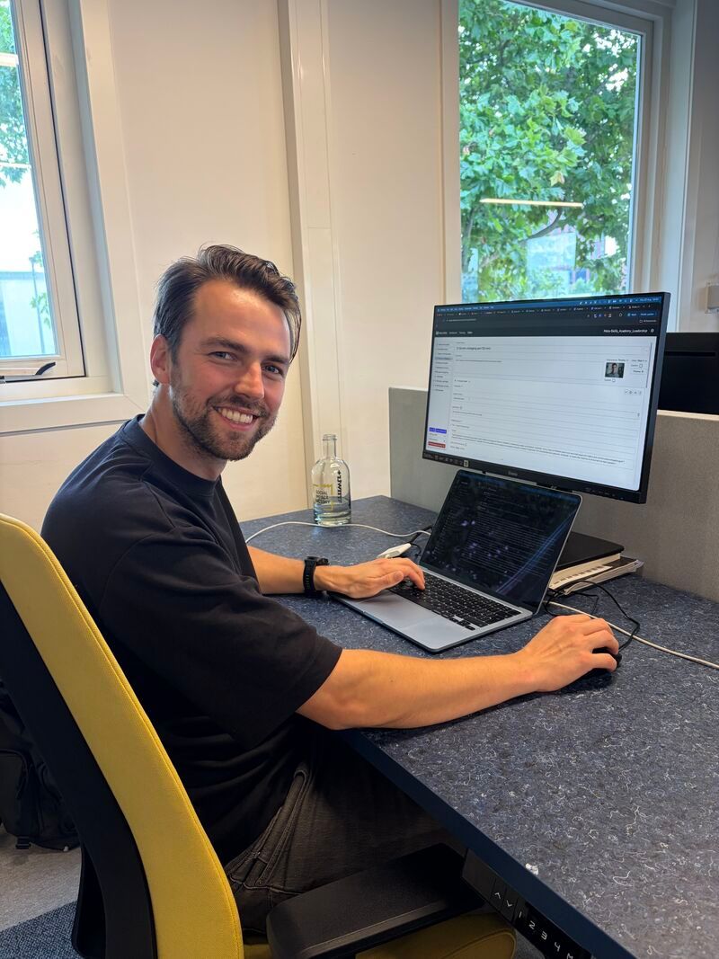 Wybren Bosma at his desk building a simulation in Avatar Studio